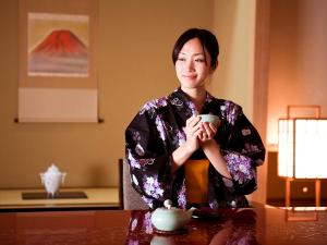 窓からさす心地よい光を感じながら、お茶を飲んでのんびり。心がほんわりと和らぐ瞬間です。