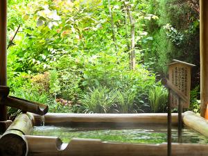 ■1F花てらす■澄んだ空気に木々や草花の香り。四季を間近に感じることのできる贅沢な露天風呂。
