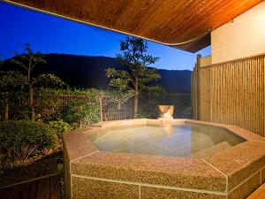 ■8F花くらぶ■大きく広がる空から星を眺めることも【貸切露天風呂】