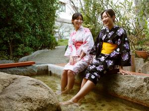 ■1F花てらす■ちょっとした時間にも、気軽に温泉を楽しむことができる足湯。