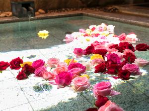 ■B1F花すみか■季節の花々が楽しい気分と豊かな香りを運ぶ【はな露天】（婦人風呂）