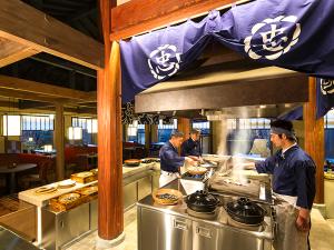 【レストラン‐丸忠】開放感あるレストランで、当館料理人の“自慢の技”をご覧いただけます。