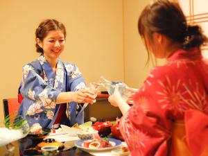 【個室食】一日の想い出を語りながら「乾杯！」会話華やぐお食事時間のはじまりです。
