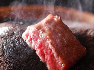 【レストラン‐讃岐牛石焼きイメージ】特製の薬味をつけてお召し上がりください♪