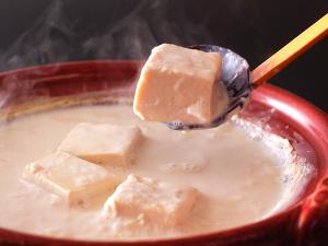 【レストラン‐ご夕食イメージ】丸忠自慢の「醤豆腐鍋」優しい素材そのものの味を、三種の薬味で堪能。