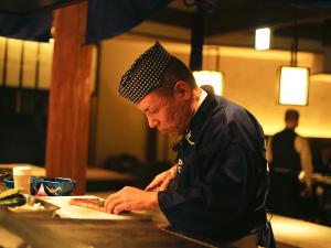 【レストラン‐丸忠】調理風景を見せることができるのは、技に自信があるからこそ。