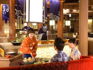 【レストラン‐丸忠】「一番美味しい瞬間」を味わっていただくために。ライブキッチンからできたてをお届け