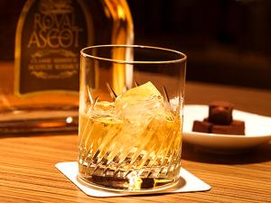 【専用ラウンジ 暫】お酒やコーヒーは全てフリー。どうぞ好きなだけお楽しみください。