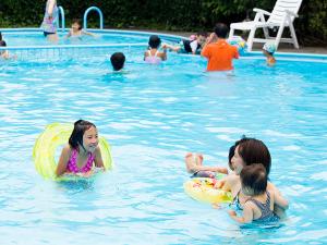 【プール】深さも浅いプールがあり小さなお子様も楽しめます（夏期限定）
