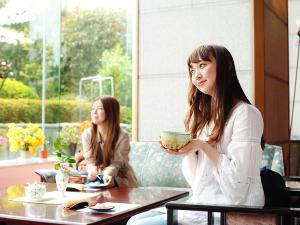 【茶房 春日野】四季折々に彩られる花景色を横目に、優雅にティータイム♪