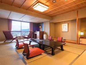 ［一般客室‐和室15帖］3世代のご家族旅行にもおすすめの広々とした空間。