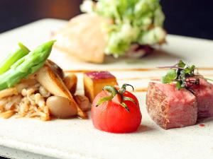 秋田牛の柔らかロースステーキ、鶏肉の山椒香味ソース