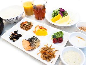 １日の元気は朝食から！本館１階カフェレストランにてビュッフェスタイルでの朝食をお楽しみ下さい。 