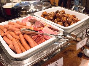１日の元気は朝食から！本館１階カフェレストランにてビュッフェスタイルでの朝食をお楽しみ下さい。 