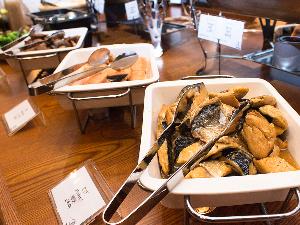 １日の元気は朝食から！本館１階カフェレストランにてビュッフェスタイルでの朝食をお楽しみ下さい。 