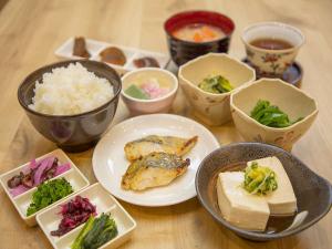 日替わりの京野菜のおばんざいの他、錦市場よりお取り寄せ