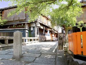 祇園白川の小路はなんとも風情を感じます。振り返るとまた違った印象で