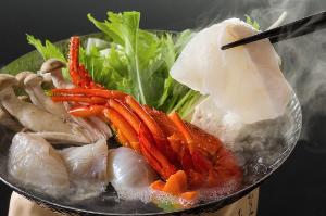 【土佐ちり鍋】本クエに伊勢海老にとらふぐとまさに贅沢づくし！あつあつの具材をちり酢でさっぱりと頂く。