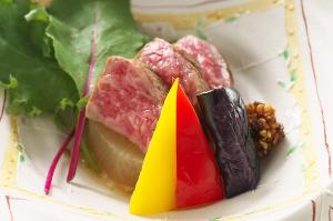 【黒毛和牛ステーキ】ジューシーな旨味が口の中で広がる黒毛和牛ステーキに、優しい味わいの土佐大根添え。