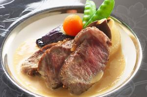 【黒毛和牛ステーキ】上質で程よい脂身の黒毛和牛を使用した、味わうほどに旨み広がる絶品ステーキを堪能。