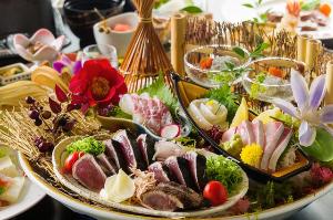 【皿鉢料理】藁で炙ったかつおの藁焼きタタキをメインに土佐湾で獲れた新鮮な旬魚のお刺身をご堪能ください
