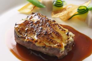 【和牛ほほ肉のグラチネ】柔らかく煮込んだ牛ほほ肉にモルネ‐ソースをかけたグラチネは優しく濃厚な味わい