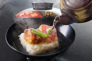 【金目丼＆だし茶漬け】金目鯛丼にお好みで伊勢海老の出汁が凝縮された土瓶蒸しをかけて味わうのもオススメ