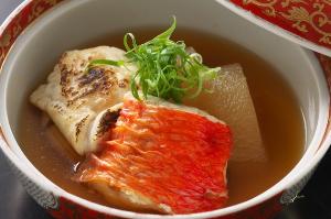 【のどぐろ大根】今が旬の脂ののったのどぐろの旨みと甘みが大根やふぐ焼き白子に浸み込み絶妙な味わいに。