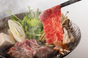 【黒毛和牛のはりはり鍋】柔らかいお肉から溶け出した甘みと旨みが堪らない！シメは柚子香るオリジナル麺で