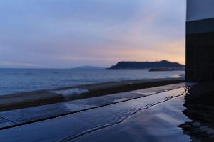 地平線に沈みゆく夕日を眺めながらの入浴は極上の時間