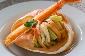 【ズワイガニの2色パスタ】トマトとほうれん草のパスタにズワイガニのクリームソースを絡めた濃厚パスタ