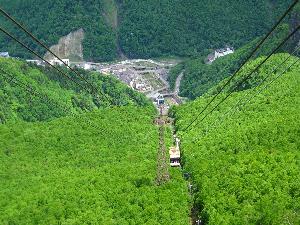 【黒岳ロープウェイ】夏期間は登山客で賑わい、冬の期間はスキー場としても賑わいを見せています 