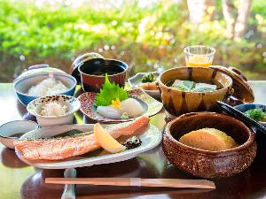 *【ご朝食(和食)】当館自慢のじっくり仕込んだ焼鮭・熱々の太巻き厚焼き玉子等和食の定番をご提供します