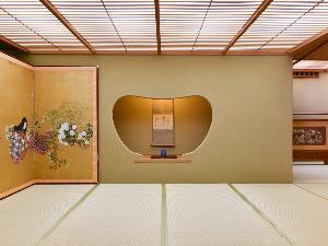 *【玄関・猪目棚】玄関には当館の顔となる作品を展示いたしております。