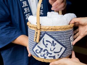 *【湯めぐり用・湯かご】玄関にて湯めぐり用のタオル＆せっけんが入った湯かごをご用意しております。