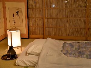 *【お布団・行灯】外湯・館内など満喫された後は、お部屋にて1日の疲れを癒してください。