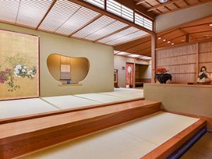 *【玄関・猪目棚】玄関には当館の顔となる作品を展示いたしております。
