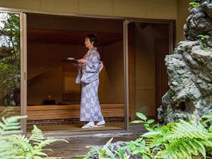 *【客室係】気軽にお声かけくださいませ。館内に展示中の骨董などご説明させていただきます。