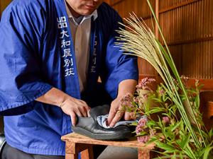 *【下足番】下足番がお客様の外履きを磨いて保管させていただきます。