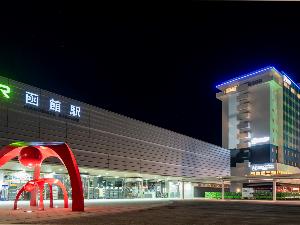 JR函館駅出口を出て左側すぐ(徒歩約1分)寒い冬もこれなら安心