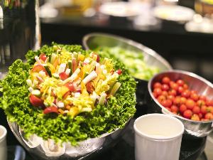 【朝食】料理長こだわりの食材。朝からしっかりと彩り鮮やかな野菜を食べられる、和洋朝食ビュッフェ