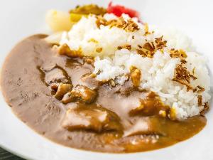 【朝食】リーガの朝カレーは一味違う！ランチ・ディナーで提供するローストビーフ。その牛肉の部位をふんだんに朝食カレーに使用。牛肉の旨味がたっぷり入ったカレー