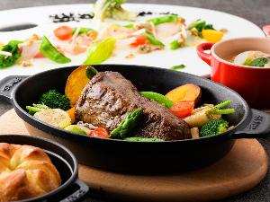 「STAUB」を使用して季節の食材をオーブンやグリルなどでシンプルに調理したコース料理