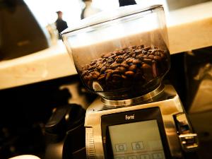 【コーヒーカウンター】地元のお店と提携したこだわりのコーヒーをご提供。至福の一杯をお愉しみください