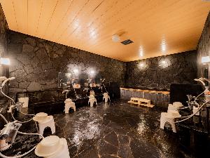 【女性浴場】洗い場７カ所。利用時間16：00〜25：00／06：00〜09：00