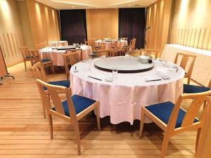 【小宴会場『カトレア』】打ち合わせなど少人数の会議、会合に最適な会場です。