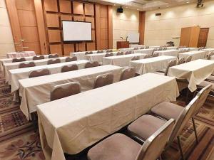 【中宴会場『メイプル』】開放感あふれる中宴会場です。研修会や、パーティーに最適です。