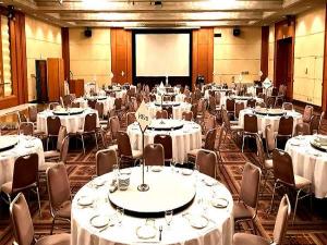 【大宴会場『プルミエ』】最大４００名様の立食パーティー可能な宴会場。会議、展示会等のイベントに最適。