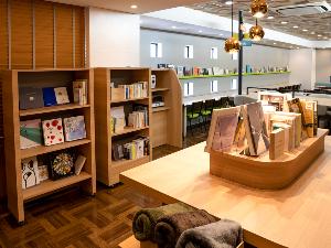 【ライブラリーカフェ】プロが選書した書籍を設置しております。フリードリンクと共にご利用ください。