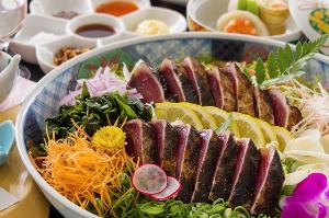 【鰹のタタキ味比べ】高知といえばやっぱり鰹のタタキでしょっ！春の初ガツオはさっぱりとして最高に旨い。